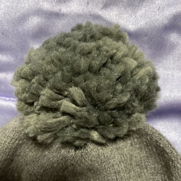 Grey toque with pom on top - Picture 2 of 3